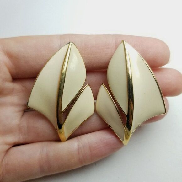 Vintage Trifari Cream and Gold Tone Clip On Earrings Retro 80s 90s Style, Signed - Picture 6 of 7